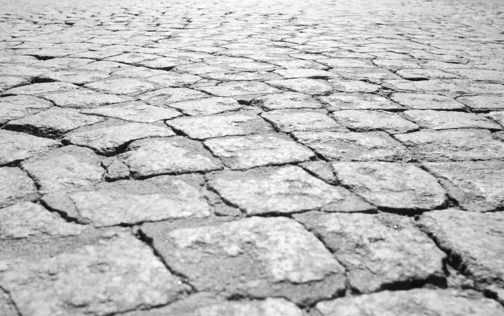 Le Pubbliche Amministrazioni ed i concessionari pubblici sono responsabili dei danni causati dalle cose in loro custodia. Così, una buca stradale, un marciapiedi sconnesso o dei gradini scivolosi possono obbligare l'ente responsabile al risarcimento del danno.